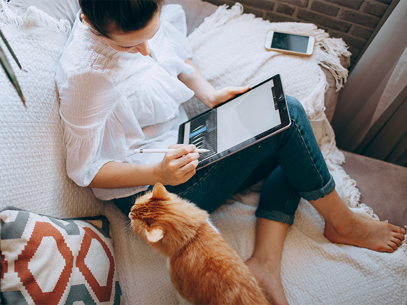 WLAN: Frau mit Tablet auf Sofa